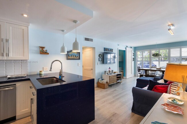 300 Sunrise Dr in Key Biscayne, FL - Building Photo - Building Photo