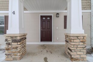 1560 Simsbury St in Traverse City, MI - Building Photo