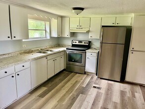 3301 Diana Dr in Zephyrhills, FL - Building Photo - Building Photo