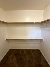 Spacious and inviting 4-bedroom, 2-bathroo in Bakersfield, CA - Building Photo - Building Photo