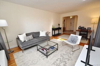 142 Garth Rd in Scarsdale, NY - Building Photo - Building Photo