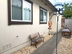 1056 Peggotty Pl in Santa Rosa, CA - Foto de edificio - Building Photo