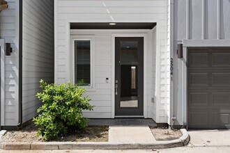 2504 W Tidwell Rd in Houston, TX - Building Photo - Building Photo