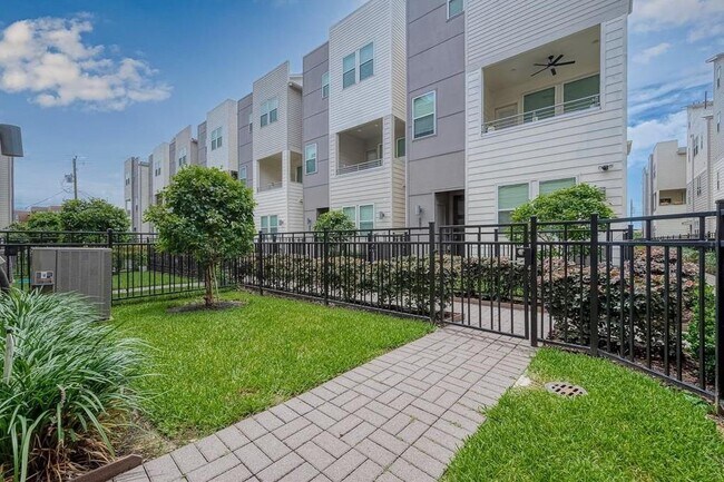 2759 Clinton Dr in Houston, TX - Building Photo - Building Photo