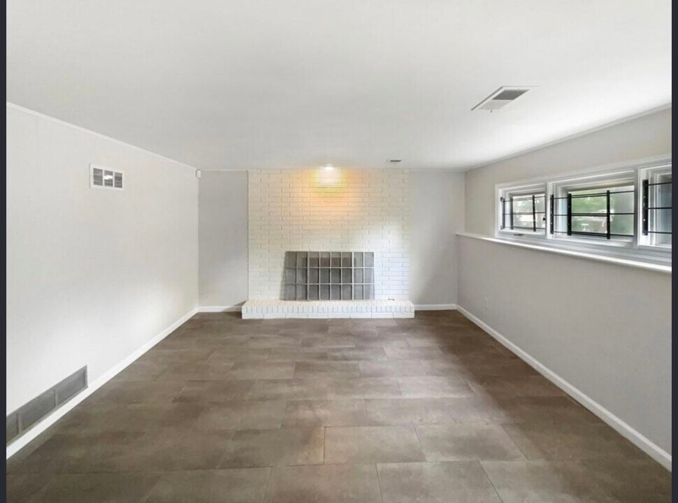 119 W 104th Ter in Kansas City, MO - Building Photo