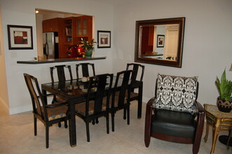 575 Oaks Ln, Unit 303 in Pompano Beach, FL - Building Photo - Building Photo