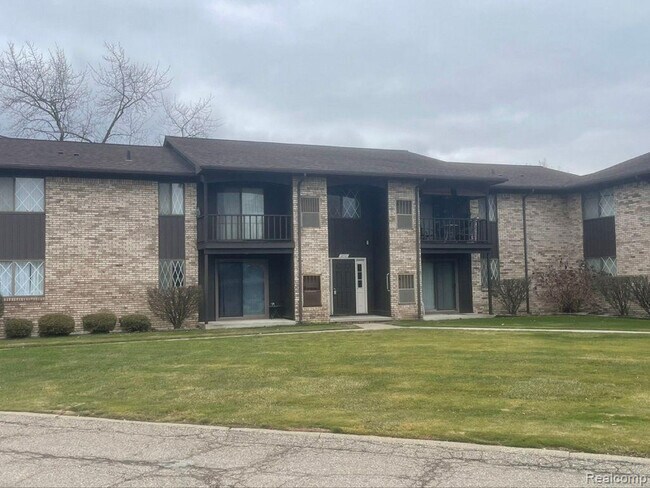 270 E Thirteen Mile Rd in Madison Heights, MI - Building Photo - Building Photo