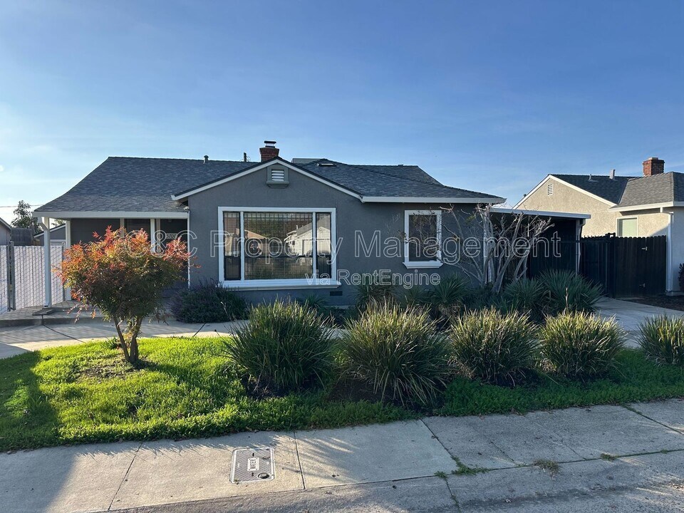 5700 61st St in Sacramento, CA - Building Photo