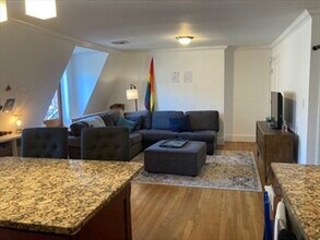 1798 Beacon St, Unit 3 in Brookline, MA - Foto de edificio - Building Photo