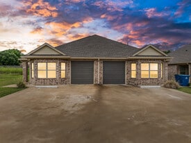 525 E Spring Valley Rd in Hewitt, TX - Building Photo