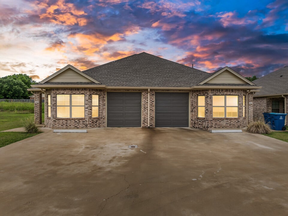 525 E Spring Valley Rd in Hewitt, TX - Foto de edificio