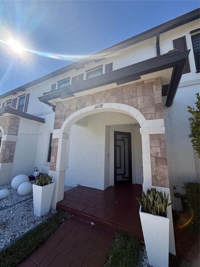 11128 W 32nd Ln in Hialeah, FL - Building Photo - Building Photo