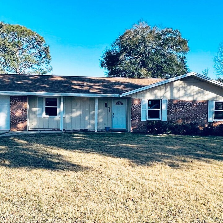78 8th St in Shalimar, FL - Building Photo