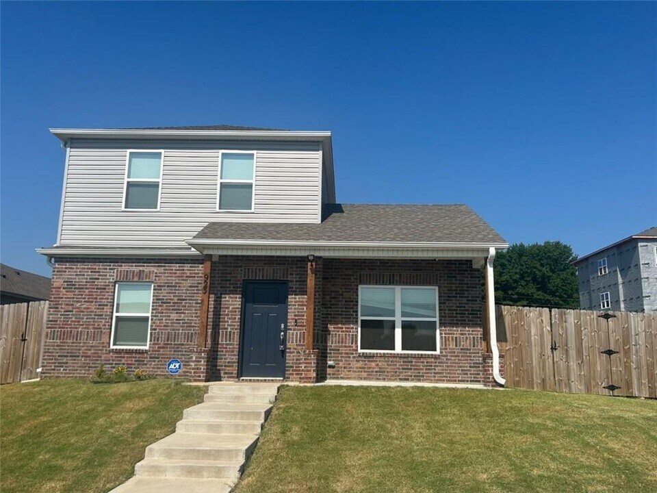 923 S Nighthawk Ln in Fayetteville, AR - Foto de edificio