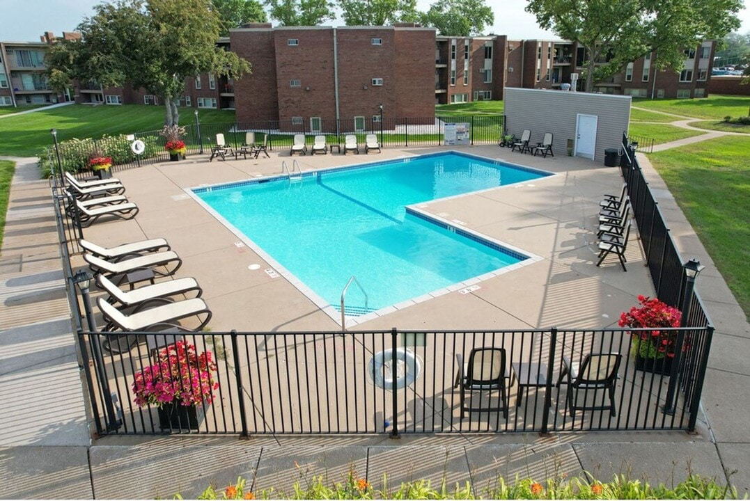 Rose Mall Apartments in Roseville, MN - Foto de edificio