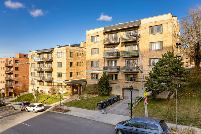 4855 De La Côte-Saint-Luc Ch in Montréal, QC - Building Photo - Building Photo