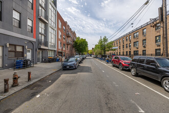 142 Scholes St in Brooklyn, NY - Building Photo - Building Photo