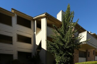 Woodland I I Condos in Austin, TX - Building Photo - Building Photo