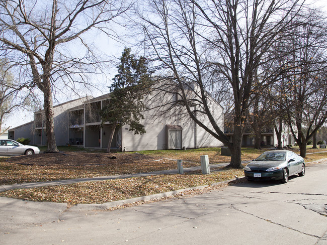 Heritage Court in Des Moines, IA - Building Photo - Building Photo