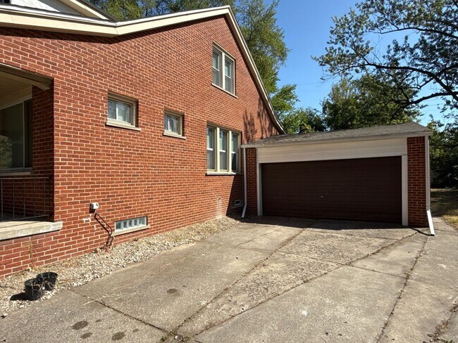 Freshly Renovated 5-Bedroom Home – Quality in Detroit, MI - Building Photo - Building Photo