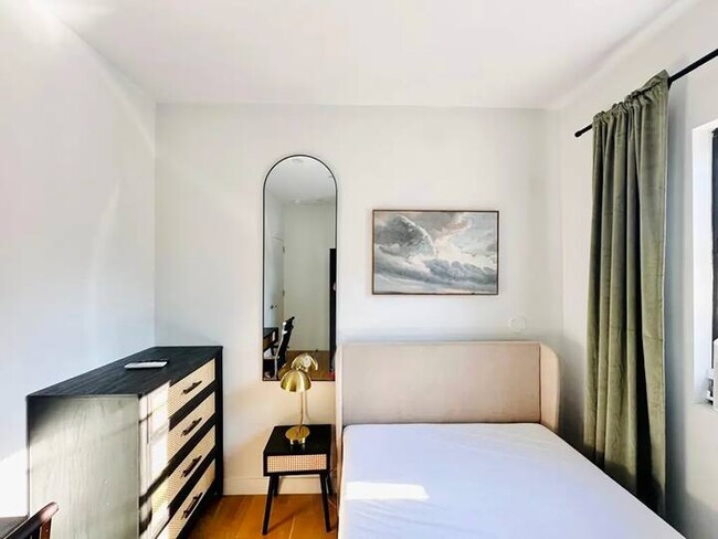 Furnished room/NOT APARTMENT in Brooklyn, NY - Foto de edificio - Building Photo