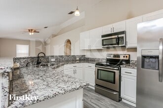 419 SW Exmore Ave in Port St. Lucie, FL - Foto de edificio - Building Photo