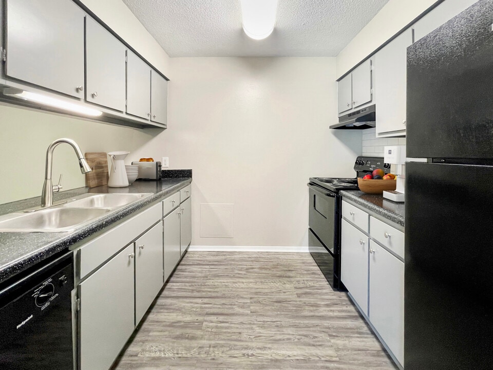 Kendall Place in Warner Robins, GA - Building Photo