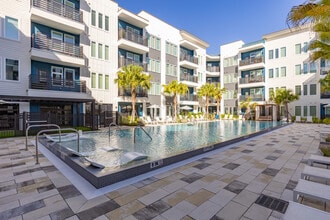 Livano Grand National in Orlando, FL - Foto de edificio - Building Photo