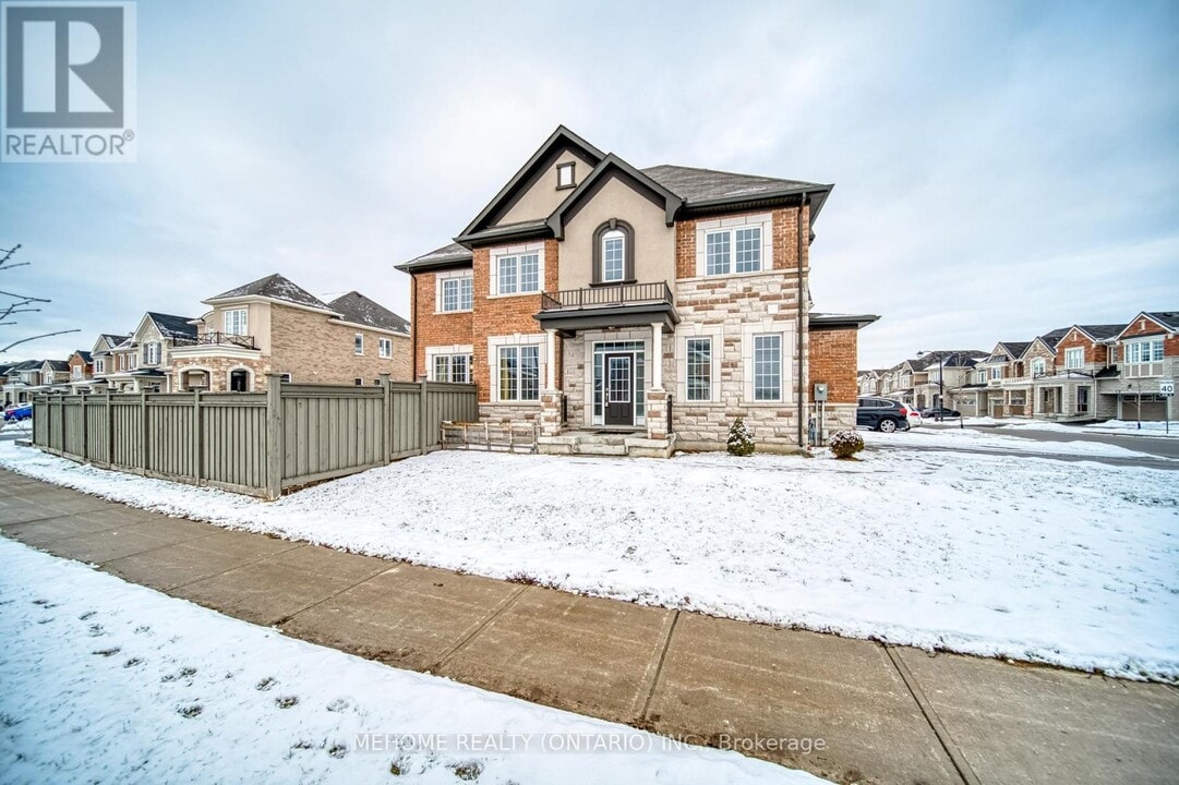 249 Thomas Phillips Dr in Aurora, ON - Building Photo