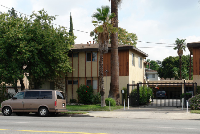 6126 Woodman Ave in Van Nuys, CA - Building Photo - Building Photo