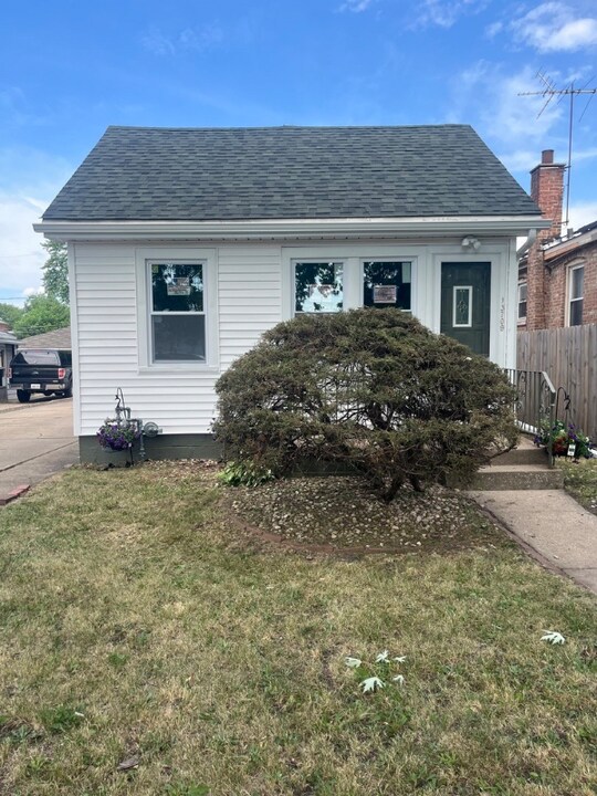 13709 S School St in Riverdale, IL - Building Photo