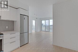 501 Yonge St in Toronto, ON - Building Photo - Building Photo