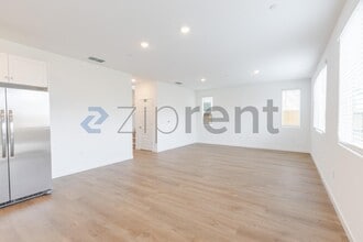 8399 Sinesky Wy in Elk Grove, CA - Building Photo - Building Photo