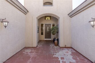 9421 Queen Charlotte Dr in Las Vegas, NV - Building Photo - Building Photo