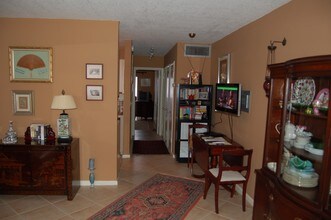 3915 S Flagler Dr-Unit -218 in West Palm Beach, FL - Building Photo - Building Photo