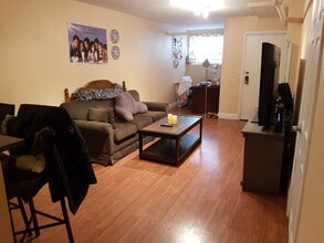 125 Pleasant St, Unit B in Brookline, MA - Foto de edificio - Building Photo