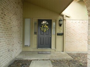 1402 Forestglen Dr in Lewisville, TX - Foto de edificio - Building Photo