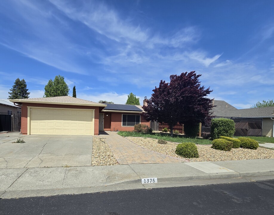 1375 Farmington Dr in Vacaville, CA - Foto de edificio