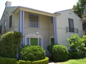 136 S Roxbury Dr in Beverly Hills, CA - Building Photo - Building Photo