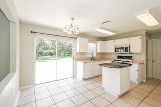 1721 Scotch Pine Dr in Brandon, FL - Foto de edificio - Building Photo