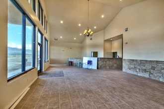 High Ground Village & Courtyard Apartments in Winnemucca, NV - Foto de edificio - Building Photo
