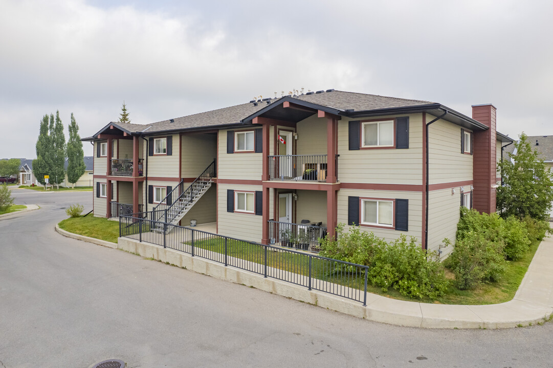 Mundy Park Apartments in High River, AB - Building Photo