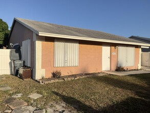 5421 Huddle Hill Rd in Greenacres, FL - Building Photo - Building Photo