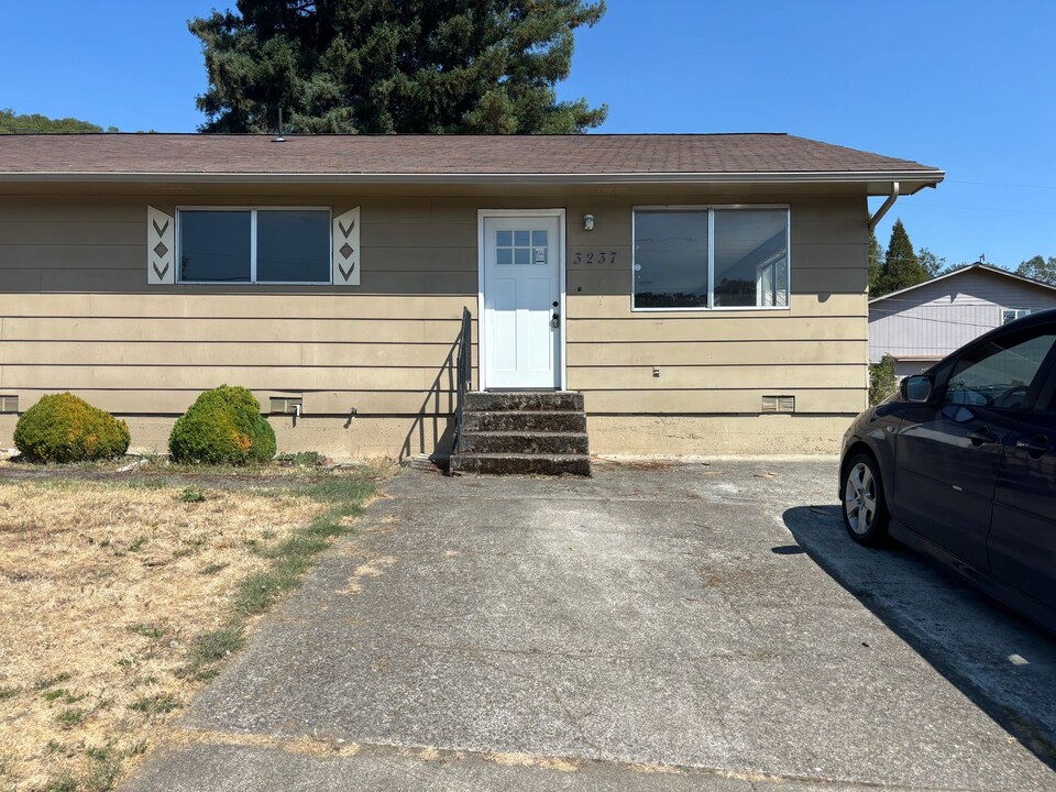 3237 NE Hughes St in Roseburg, OR - Building Photo