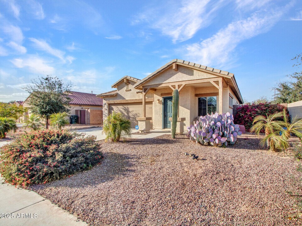 18556 W Vogel Ave in Goodyear, AZ - Building Photo