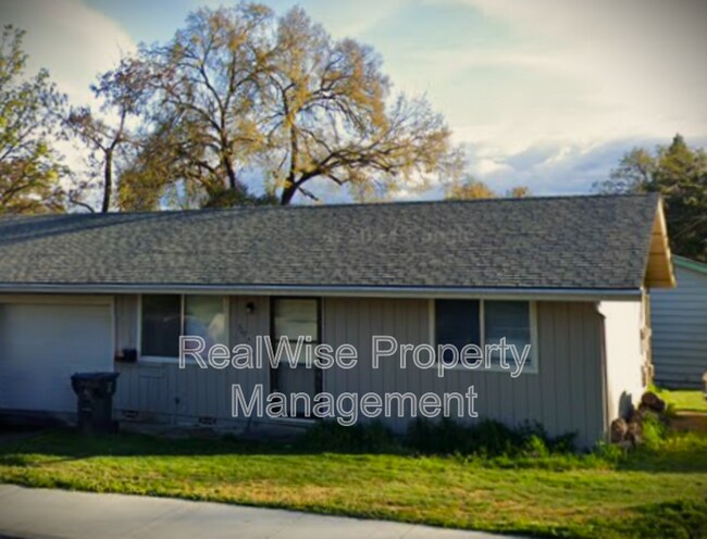 717 NW B St in Grants Pass, OR - Foto de edificio - Building Photo