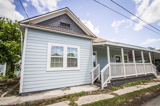 121 Douglas Way St in San Antonio, TX - Building Photo - Building Photo