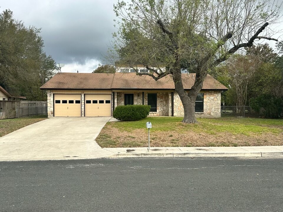 218 Fawn Valley Dr in Boerne, TX - Foto de edificio