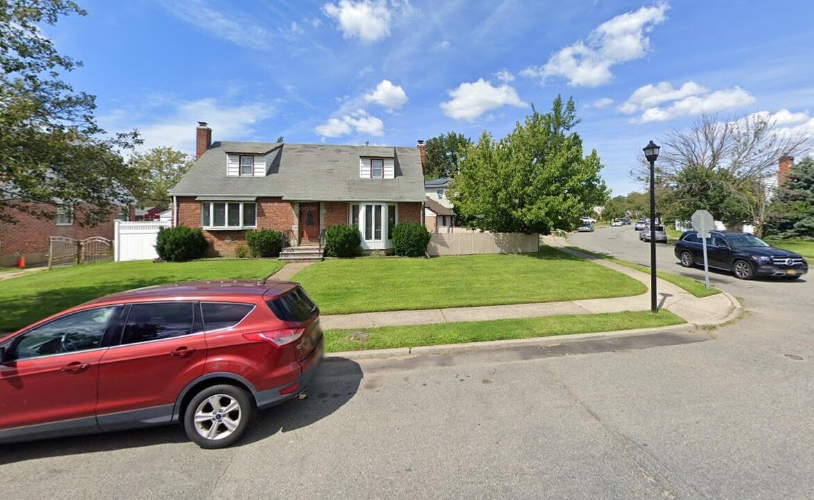 29 Molyneaux Rd in Valley Stream, NY - Building Photo
