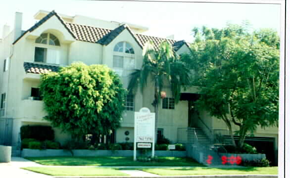 Camarillo Court Apartments in North Hollywood, CA - Building Photo - Building Photo